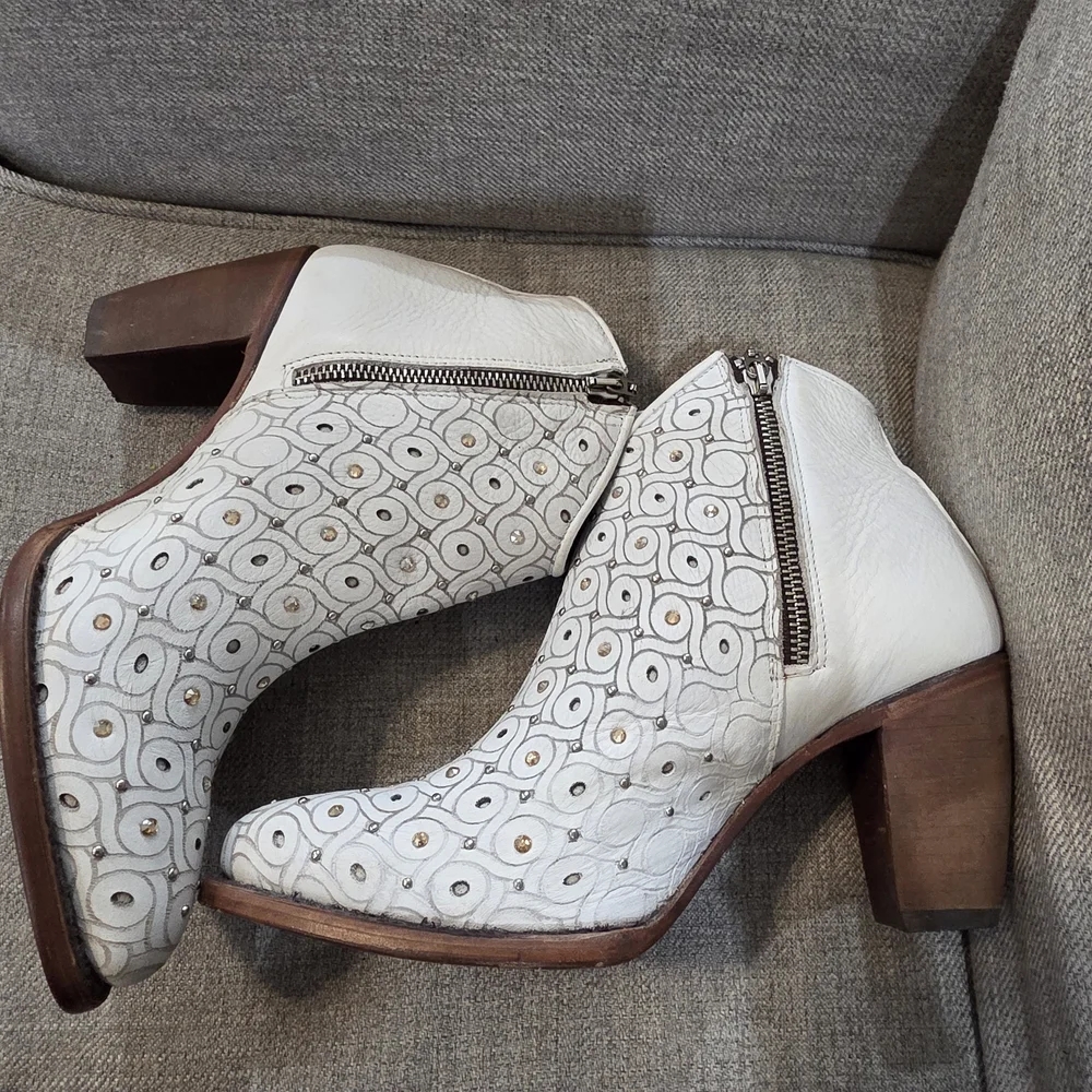 Elegant Patterned Ankle Boots - Picture 6 of 8